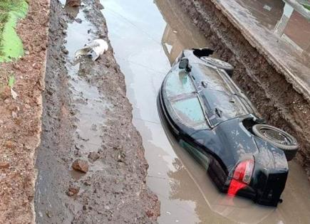 Carro cae a una zanja tras trabajos de pavimentación