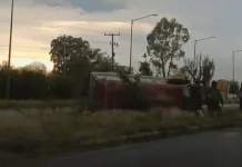 Camioneta choca contra poste y vuelca