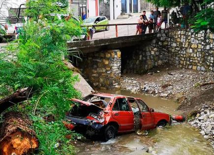 Dos vehículos arrastrados por arroyos crecidos