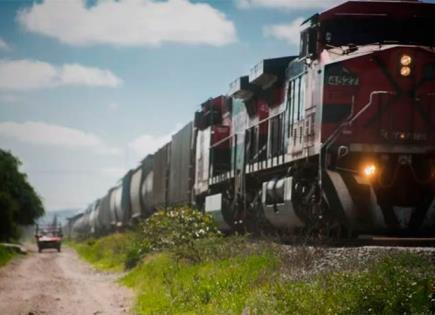 Tren de carga se descarrila en Sinaloa; tres personas heridas