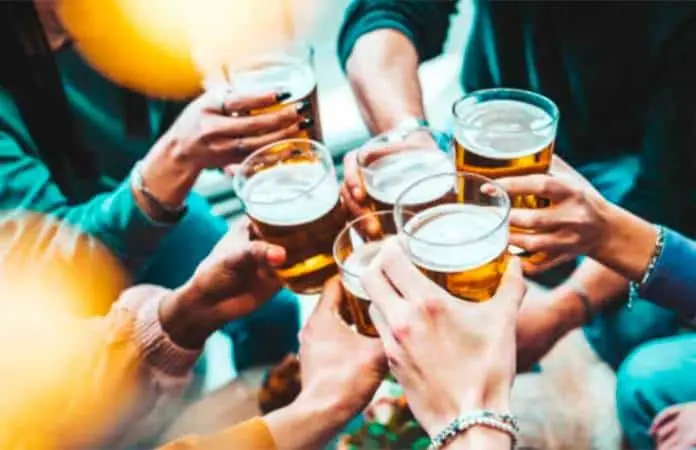 Estudio revela que consumo de alcohol aumenta riesgo de demencia