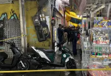 Mujer embarazada fallece en accidente con l&aacute;minas de acr&iacute;lico