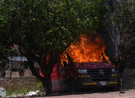 Protesta de Normal Ayotzinapa en 27 Batallón de Infantería