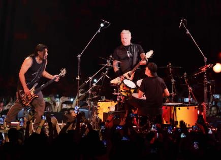 Metallica hace estallar su escenario 360 en CDMX