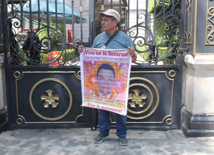 Fotos | Inician protestas en Segob a 10 años del caso Ayotzinapa