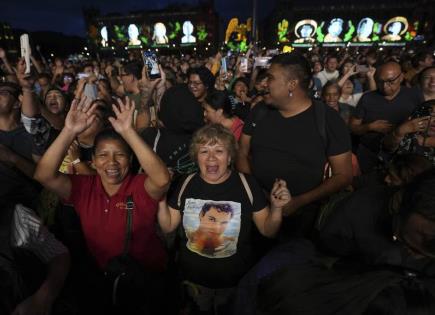 Proyección de concierto de Juan Gabriel es vista por 70 mil personas en el Zócalo 