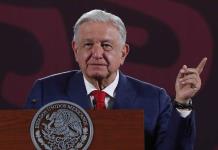 Si hasta la puede haber agarrado, dice AMLO sobre botella que le aventaron