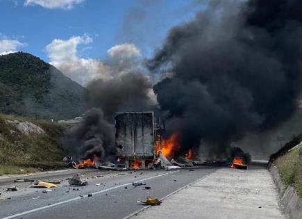 Chocan tráileres; en la carretera ´57, uno se incendia