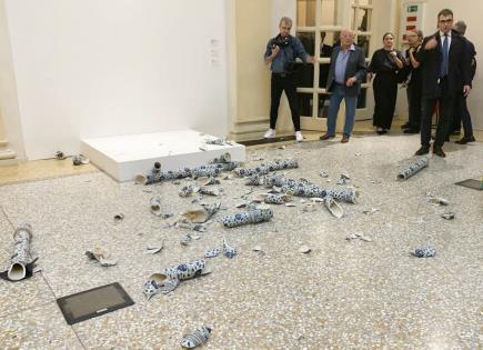 Escultura de Ai Weiwei dañada en exhibición en Italia