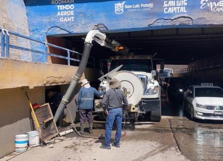 Exceso de basura tapó colectores pluviales del paso a desnivel de Othón