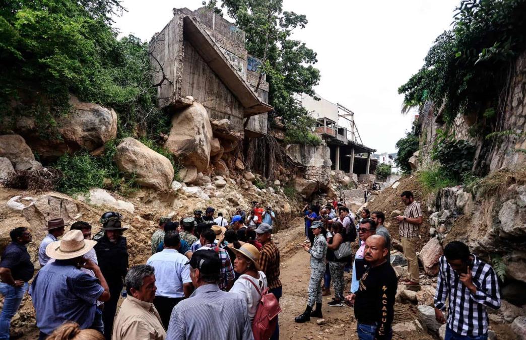 Autoridades municipales y habitantes recorren el canal del río del Camarón donde supervisan la limpieza de los canales por las lluvias del huracán en Acapulco (México)/Foto: EFE