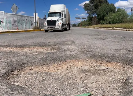 Exigen bacheo urgente en ejes de la Zona Industrial Exigen bacheo urgente en ejes de la Zona Industrial