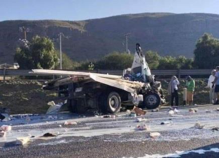 Volcadura de camión con lácteos complica tráfico en la SLP-Querétaro