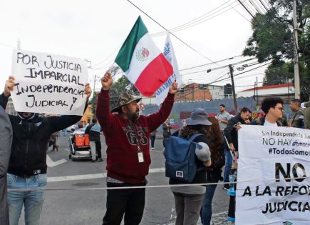 Protesta de trabajadores del poder judicial en Chiapas contra la reforma judicial