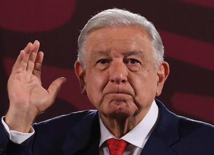 AMLO justifica vallas por protestas de Ayotzinapa; alerta sobre provocadores