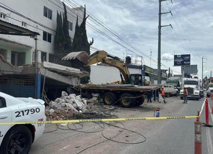 Remueven tráiler al impactarse en vivienda en la ´57