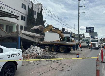 Remueven tráiler que se impactó en inmueble de carretera 57