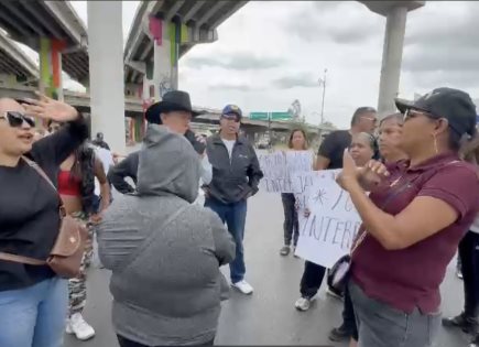 Vecinos de Fraccionamiento Terremoto bloquean el distribuidor vial Juárez, exigen agua