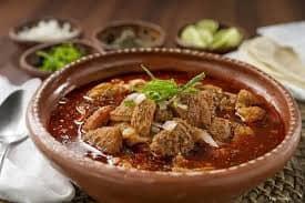 ¿Sabes cómo preparar el tradicional menudo mexicano? Descubre su receta y origen