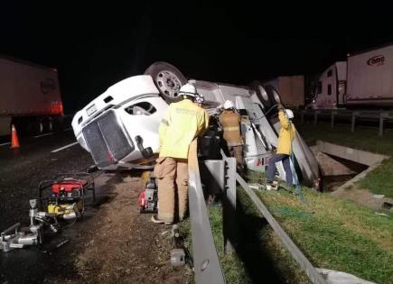 Chofer de tráiler muere prensado tras volcadura