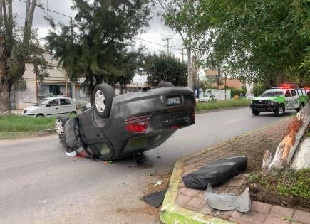 Volcadura en la colonia San Felipe deja una persona lesionada