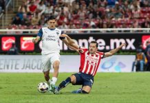 Protesta de Gerardo Arteaga contra el arbitraje en el partido de Monterrey vs Chivas