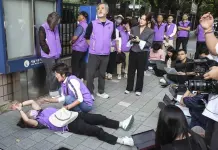 Condenas a policías por estampida en Seúl
