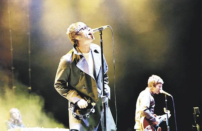 Fans de Oasis dan cálida bienvenida en el aeropuerto de la CDMX