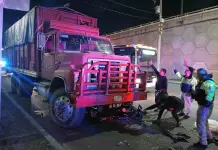 Repartidor de Uber salva la vida de milagro tras ser arrollado por cami&oacute;n