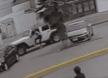 Captan violento robo de camioneta en Lomas (video)