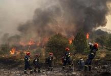 Avances en la extinción del incendio forestal en Grecia