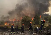 Avances en la extinción del incendio forestal en Grecia