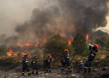 Avances en la extinción del incendio forestal en Grecia