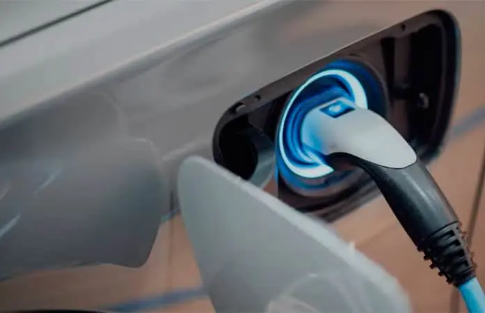 ¿Qué sucede con un auto eléctrico bajo la lluvia?