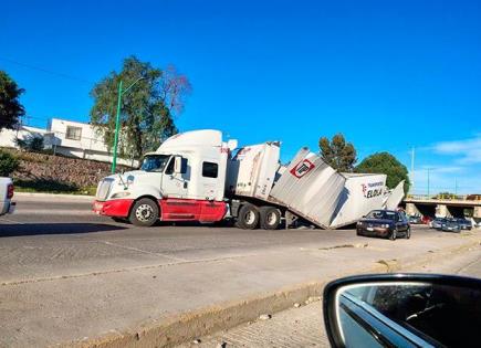 Enésimo atorón de tráiler, en puente del río Santiago