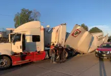 Otro tr&aacute;iler se atora en el R&iacute;o Santiago