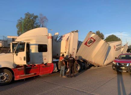 Otro tráiler se atora en el Río Santiago