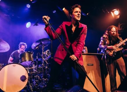 Crónica | The Killers desatan euforia en el Estadio GNP con un show lleno de energía