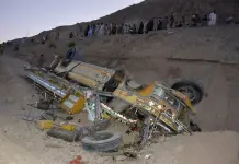 Tragedia en Pakist&aacute;n: Autob&uacute;s cae a barranco y deja v&iacute;ctimas mortales