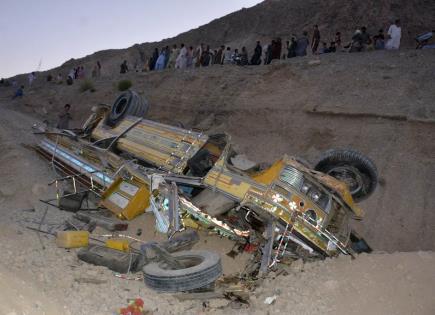 Tragedia en Pakistán: Autobús cae a barranco y deja víctimas mortales