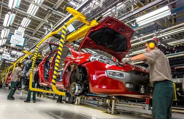 Ninguna automotriz planea moverse de México: Sheinbaum