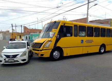 Colisionan taxi y urbano en la Julián Carrillo