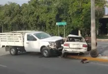 Con estaquitas embiste a un Tsuru; chofer quedó grave Con estaquitas embiste a un Tsuru; chofer quedó grave