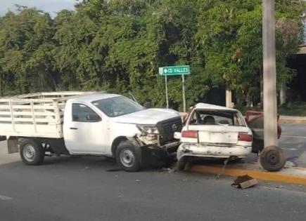 Con estaquitas embiste a un Tsuru; chofer quedó grave