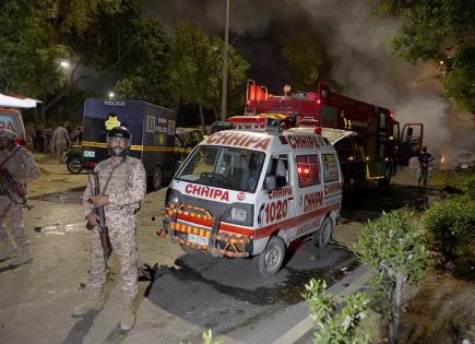 Enorme explosión deja ocho heridos afuera de aeropuerto de Karachi