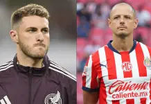 Santiago Giménez apoya a Javier Hernández Santiago Giménez apoya a Javier Hernández