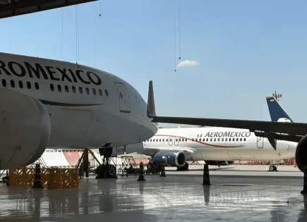 Sobrecargos de Aeroméxico emplazan a huelga por aumento salarial