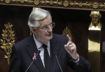 Diputados tumban gobierno de Michel Barnier en Francia; Macron evalúa opciones