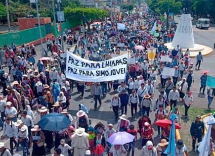 Marcha de tzotziles en Chalchihuitán por la paz en Chiapas