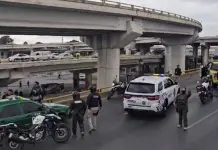 Pleito entre taxistas y polic&iacute;as provoca caos en Distribuidor Ju&aacute;rez